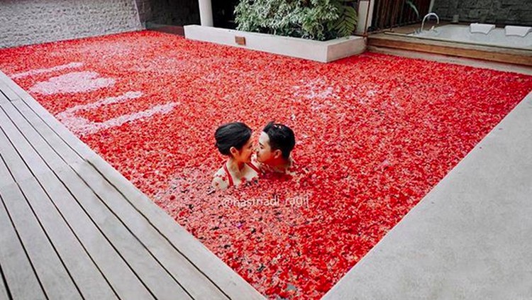 Babymoon nggak mesti jauh-jauh ke luar negeri, Bun. Indonesia punya tempat-tempat cantik buat babymoon. Intip deh lima destinasi terfavorit sepanjang 2018 ini.