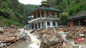 VIDEO: Siswa Madrasah Korban Banjir Bandang Dimakamkan Massal