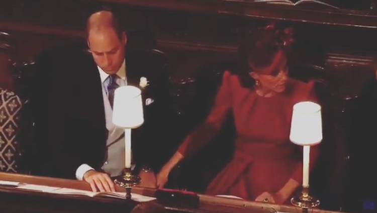Jarang-jarang Pangeran William dan Kate Middleton menunjukkan keromantisan mereka. Namun di pernikahan Putri Eugenie, Pangeran William memegang tangan Kate.