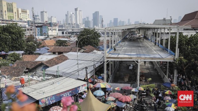 Skybridge Tanah Abang disebut belum bisa diresmikan karena masih mematangkan penempatan PKL di jembatan itu agar mereka tak kembali ke jalan saat sepi pembeli.
