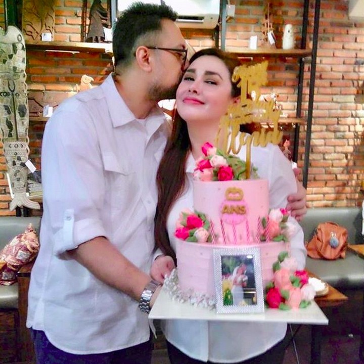 <p>Sudah 15 tahun menikah namun tetap romantis ya, Bun. (Foto: Instagram @alenia259)<br /><br /></p>