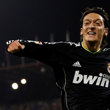 Beneran Datang ke Jakarta, Mezut Ozil Pamer Foto di Pesawat