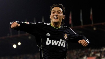 img-title Beneran Datang ke Jakarta, Mezut Ozil Pamer Foto di Pesawat