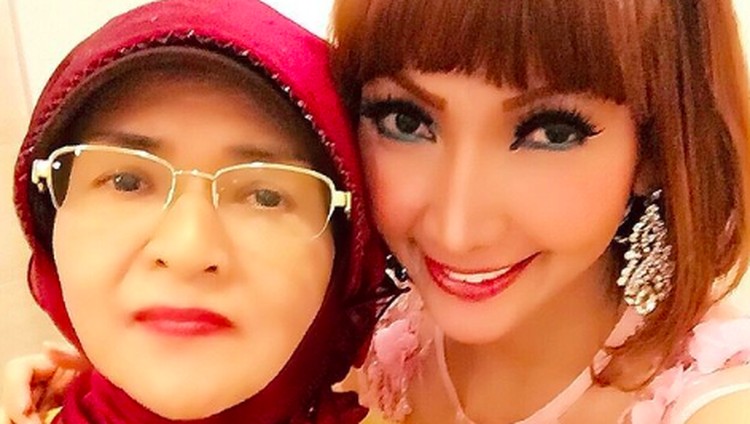 Ibunda Roro Fitria meninggal dunia. Sebagai anak, Roro Fitria juga sering mengungkapkan rasa cintanya pada sang bunda.