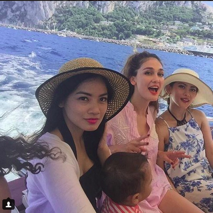 <p>Luna lagi liburan ke mana ya sama Titi Kamal dan anaknya? (Foto: Instagram @lunamaya)<br /><br /></p>
