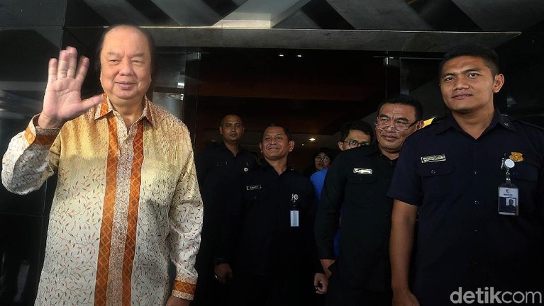 Pengusaha nasional yang juga orang terkaya Indonesia Dato Sri Tahir, menukarkan dolarnya ke rupiah di Gedung Bank Indonesia, Senin (15/10/2018). Nilainya mencapai Rp 2 triliun.