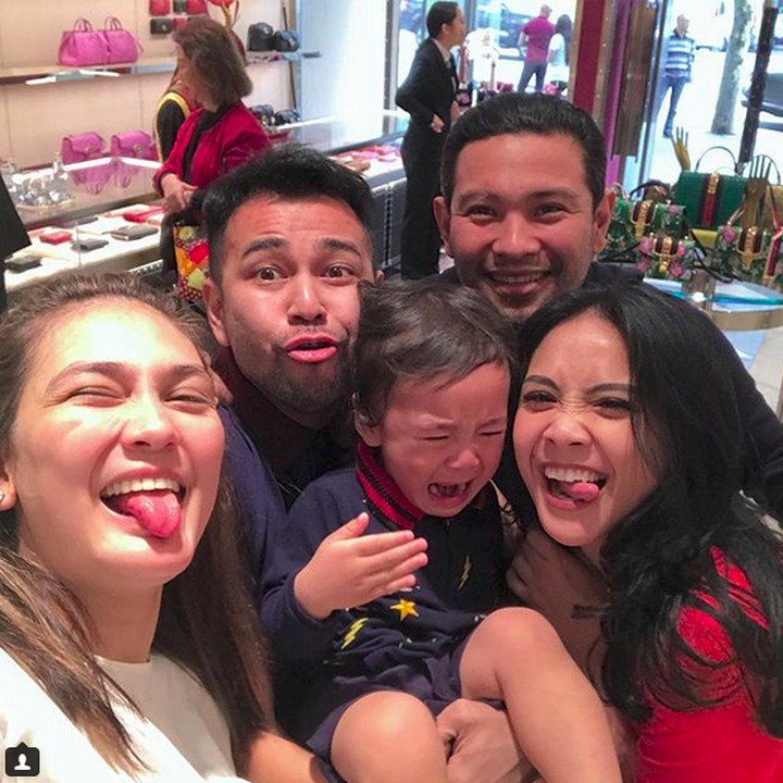 <p>Rafathar ngambek kenapa sih, Nak? Mending foto sama tante <a href="https://hot.detik.com/celeb/4214940/diajak-nikah-luna-maya-reino-barack-saya-bisa-kasih-semua-kecuali-itu" target="_blank">Luna Maya</a> dulu yuk. He-he-he. (Foto: Instagram @lunamaya)</p>