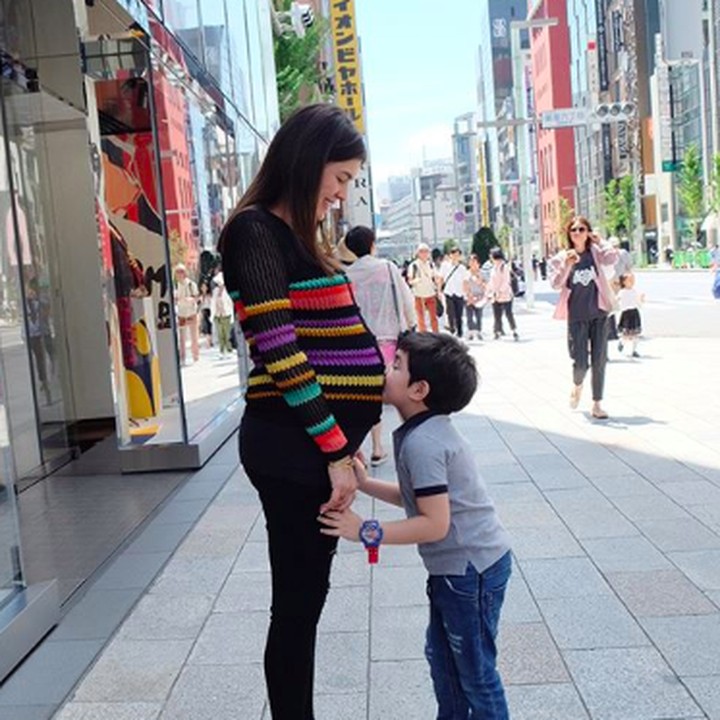 <p>Quenzino memang sayang banget nih sama adiknya. Bahkan sebelum si adik lahir. Hi-hi-hi. (Foto: Instagram/ @carissa_puteri)</p>