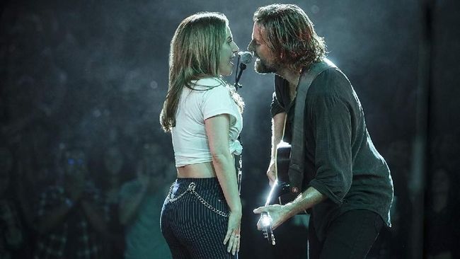 Musisi Elton John 'meramal' bahwa lagu garapan Mark Ronson dengan Lady Gaga yang juga tema 'A Star Is Born', 'Shallow' akan menang Oscar 2019.