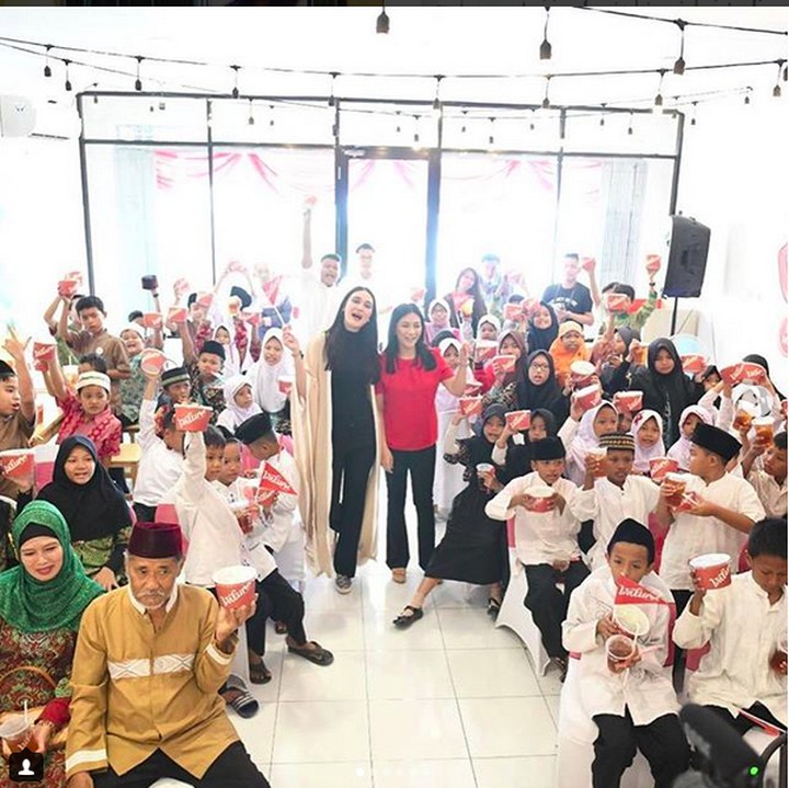 <p><a href="https://hot.detik.com/movie/d-4228096/perjuangan-berat-luna-maya-jadi-suzzanna" target="_blank"> Luna Maya</a> saat bersama anak-anak yatim piatu. Wah anak-anak senang banget ya dengan kehadiran Luna. (Foto: Instagram @lunamaya)<br /><br /></p>