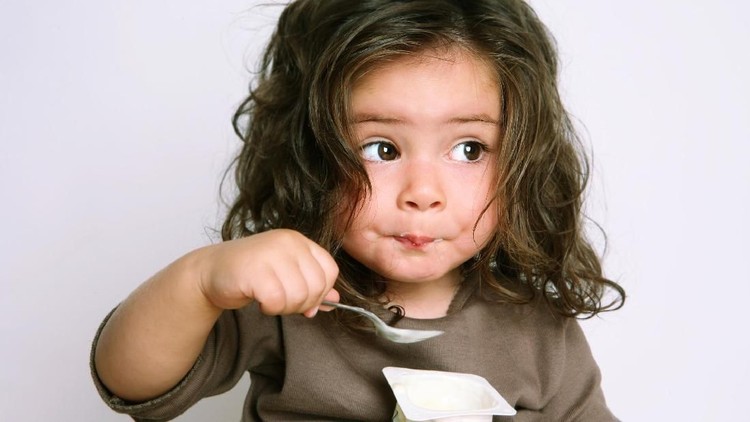 3 Hal Penting yang Perlu Bunda Tahu Sebelum Beri Anak Yoghurt Bunda mau memberi yogurt ke si kecil? Eits, perhatikan dulu 3 hal ini ya, Bun.