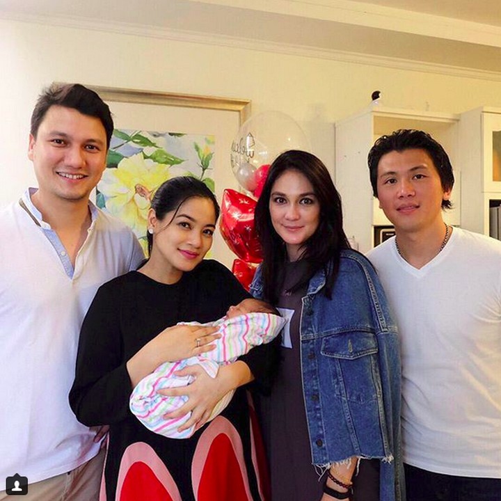 <p>Luna Maya menjenguk Titi Kamal saat melahirkan anak keduanya, Kai Attar Sugiono. (Foto: Instagram @lunamaya)</p>