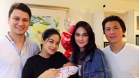 <p>Luna Maya menjenguk Titi Kamal saat melahirkan anak keduanya, Kai Attar Sugiono. (Foto: Instagram @lunamaya)</p>