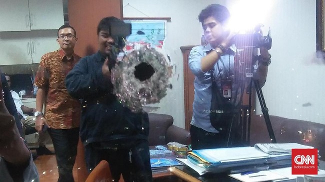Anggota DPR Wenny Warouw meminta Ketua Harian Pengurus Besar Perbakin Japto Soerjosoemarno mengklarifikasi status keanggotaan dua tersangka kasus peluru nyasar.