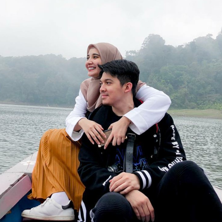 <p>Bersantai naik perahu juga asyik lho. Tertarik mencoba, Bun? (Foto: Instagram/irwansyah_15)</p>