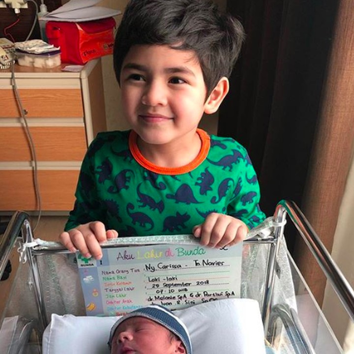 <p> Kakak dan adik senyumnya sama-sama manis ya. (Foto: Instagram/ @carissa_puteri)<br /><br /></p>