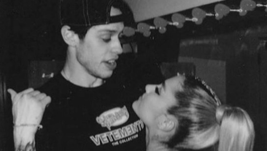 Ariana Grande dan Pete Davidson.