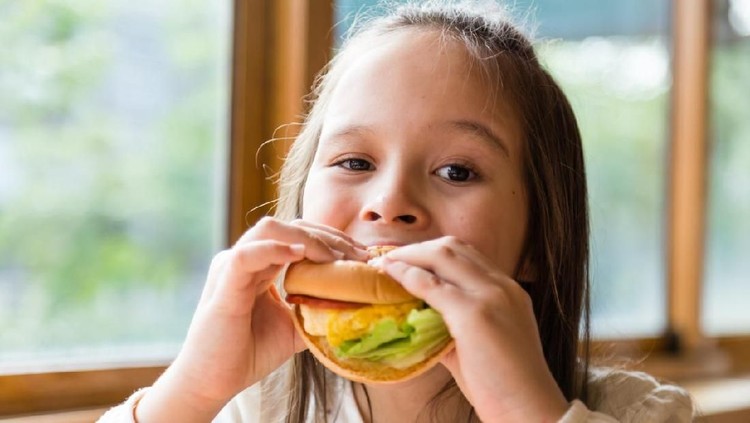 Nggak cuma kesehatannya yang terganggu, fast food juga memengaruhi kemampuan belajar anak di kelas, Bun.