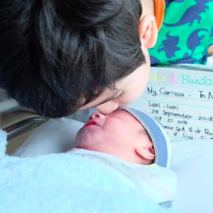 <p> Muach! Kecup penuh cinta dari Kakak Quenzino untuk Adik Zenecka. (Foto: Instagram/ @carissa_puteri)</p>