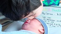 <p> Muach! Kecup penuh cinta dari Kakak Quenzino untuk Adik Zenecka. (Foto: Instagram/ @carissa_puteri)</p>