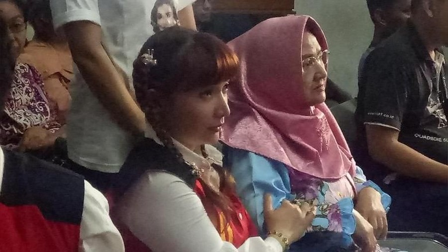 Duka tengah menyelimuti Roro Fitria karena ibundanya yang meninggal dunia pada Senin (15/10).