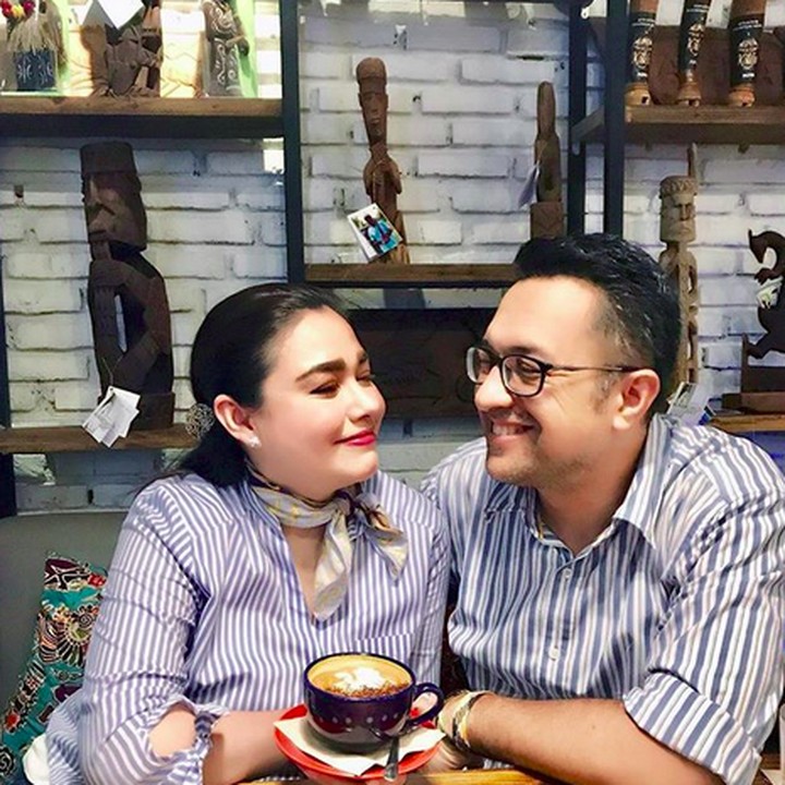 <p> Tatap-tatapan jadi hal sederhana namun romantis ala pasangan ini. (Foto: Instagram @alenia259)</p>