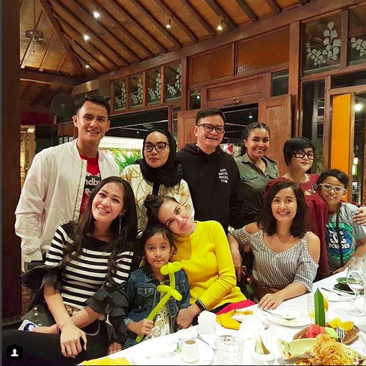 <p>Lihat deh, Bun, <a href="https://hot.detik.com/celeb/4214779/galau-putus-dari-reino-ini-ungkapan-puisi-luna-maya" target="_blank">Luna Maya</a> dekat banget dengan anak Widi Mulia, Widuri Putri Sasono. (Foto: Instagram @lunamaya)<br /><br /></p>