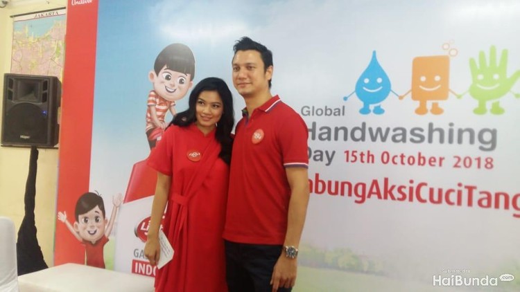Begini lho cara seru Titi Kamal ajak anaknya menerapkan perilaku hidup bersih dan sehat di rumah.