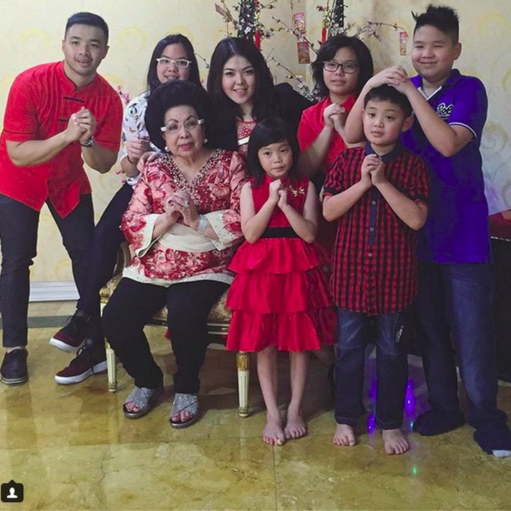 <p>Saat merayakan Tahun Baru Imlek dengan keluarga dan saudara-saudara kecilnya. Gong Xi Fa Cai! (Foto: Instagram @tinatoon101)<br /><br /></p>