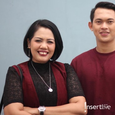 Ulang tahun, Elly Sugigi Terima Boneka Besar dari Kekasih