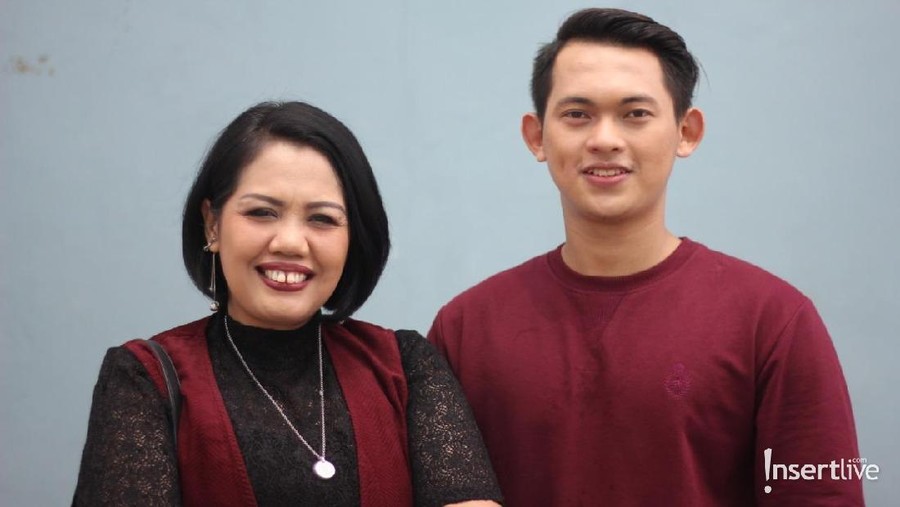 Ulang tahun, Elly Sugigi Terima Boneka Besar dari Kekasih Elly Sugigi baru saja merayakan ulang tahunnya yang ke 47 pada Selasa (16/10). Sang kekasih, Irfan Sebastian, memberikan sebuah kado istimewa untuk Elly.
