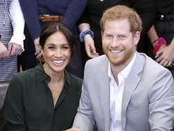 Ada Foto Harry & Meghan di Suvenir Penobatan, Raja Charles Disebut Ingin Damai