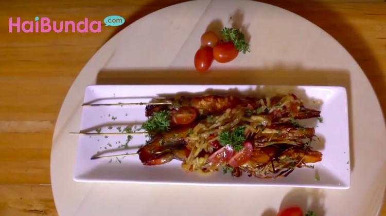 Resep Sate Udang Saus Mangga, Asam-asam Segar! Resep sate udang saus mangga ini bisa membuat Bunda menikmati lezatnya udang ditambah vitamin dari mangga muda.