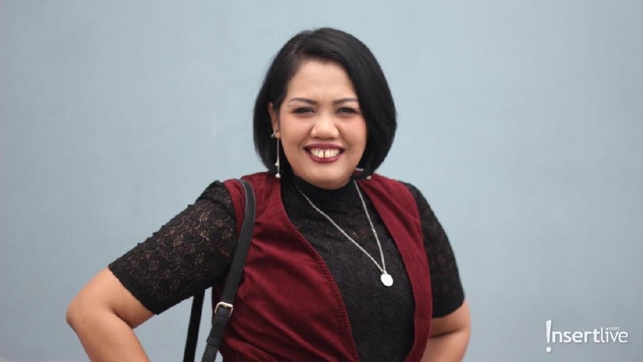 Elly Sugigi Siap Pakai Hijab Ketika Semua Masalah Selesai Elly Sugigi mengaku siap mengenakan hijab jika semua permasalahannya telah selesai. Salah satunya adalah masalah dirinya dengan anak pertama, Fitri.