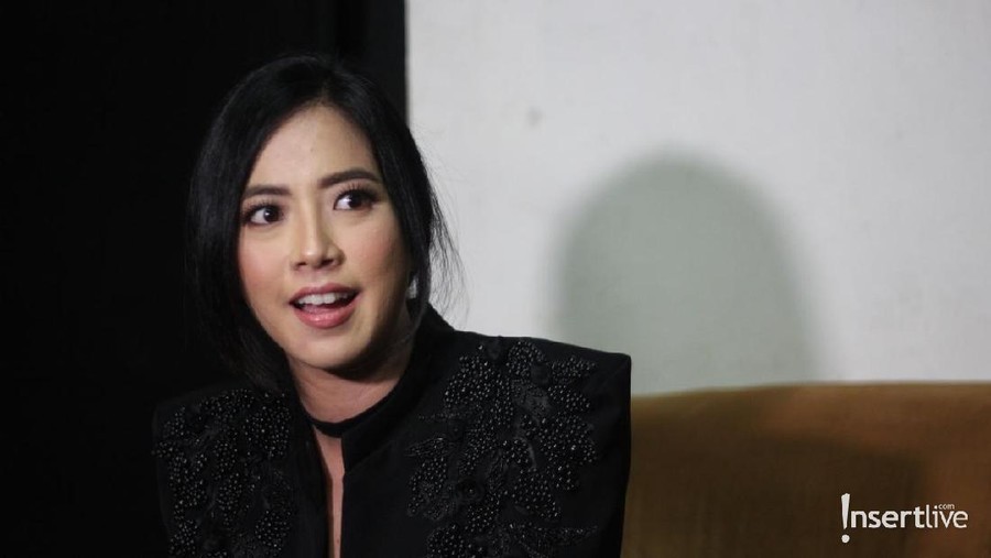 Bukan garta gana-gini, Yeslin Wang dan Delon Thamrin justru mengurus pembagian lima anjing yang mereka pelihara.
