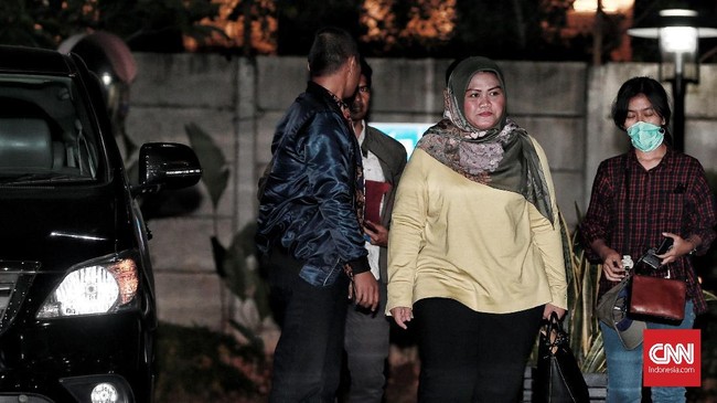 KPK menyebut Bupati Bekasi Neneng Hasanah Yasin tengah mengandung sekitar empat bulan, dan hal itu dinyatakan tidak akan mengganggu proses penyidikan.