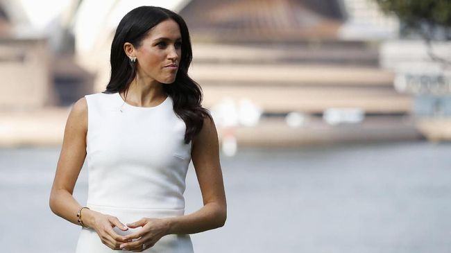 Menanggapi kabar kehamilan Meghan Markle, kakak tirinya Samantha turut ungkapkan bahagia. Namun ia tetap meminta Meghan dan Pangeran Harry menemui sang ayah.