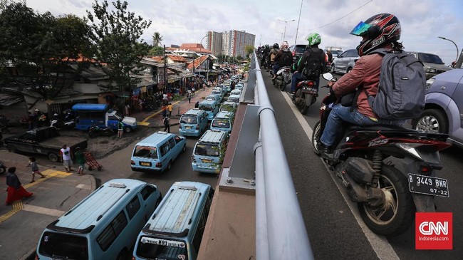 Sejumlah pengemudi angkutan kota (angkot) kembali berunjuk rasa dengan menutup jalan Jatibaru Raya, Tanah Abang, Jakarta, Senin, 29 Januari 2018. 
Mereka menuntut agar Pemerintah Provinsi DKI Jakarta kembali membuka sepenuhnya jalan tersebut untuk kendaraan melintas.
Sejak 23 Desember 2017, sepanjang 500 meter dua jalur Jalan Jatibaru Raya ditutup pada pukul 08.00-18.00 untuk pendirian tenda pedagang kaki lima (PKL) dan jalur Bus Transjakarta Tanah Abang Explorer. CNNIndonesia/Safir Makki