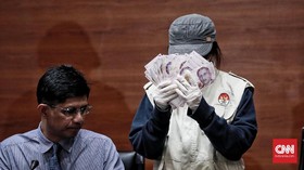 KPK Sita Rupiah dan Yuan dari Rumah Bupati Bekasi