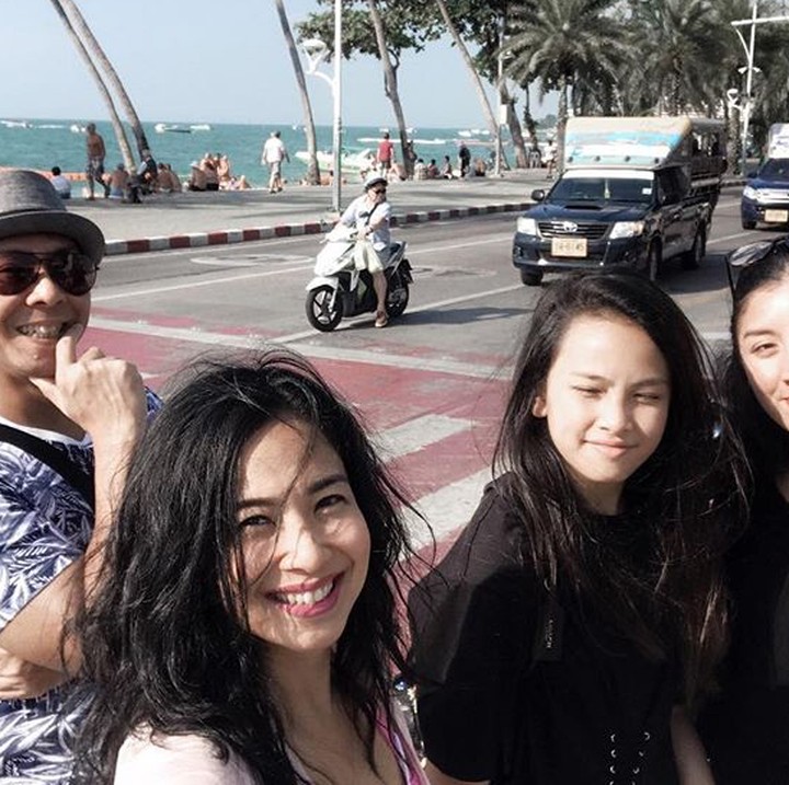 <p>Walau rambut Bunda Feni Rose agak berantakan keterpa angin, yang penting tetap eksis sama keluarga, he-he-he. (Foto: Instagram/ @fenirose)  </p>