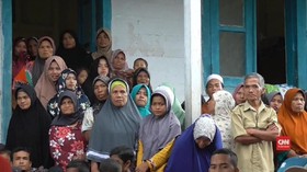 VIDEO: Korban Banjir Bandang Madina Bertahan di Pengungsian