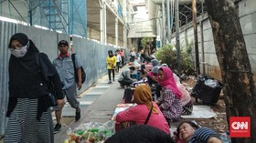 Tak Diusir, PKL Tanah Abang Sebut Era Anies Lebih Nyaman