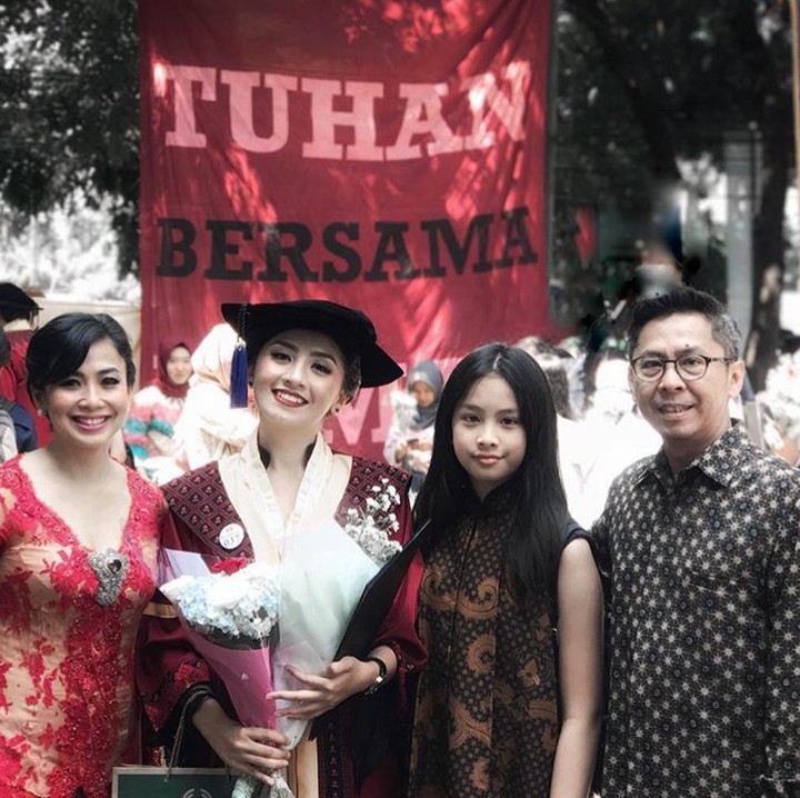 <p>Wisuda si sulung pun bisa jadi ajang quality time untuk keluarga Feni Rose lho. (Foto: Instagram/ @fenirose)</p>