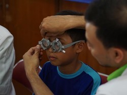 Anak Kebanyakan Main Gadget Bikin Mata Juling? Faktanya Sih Begini
