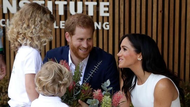 Bikin tertawa dan melting, ini hal kocak yang Pangeran Harry lakukan pada istrinya, Meghan Markle di Australia.
