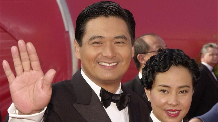 386900 56: Actor Chow Yun-Fat and his wife Jasmine arrive for the 73rd Annual Academy Awards March 25, 2001 at the Shrine Auditorium in Los Angeles. Chow is wearing a Cerruti suit and Jasmine is wearing a Yamamoto tuxedo. (Photo by Chris Weeks/Getty Images