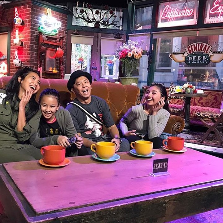 <p>Foto candid sekeluarga di replika cafe keren juga lho. (Foto: Instagram/ @fenirose)</p>