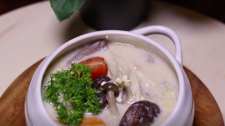 Susu kedelai dalam menu ini kita sandingkan dengan ragam jamur dan sayur. Rasanya? Lezat dan bisa jadi menu sehat untuk keluarga!