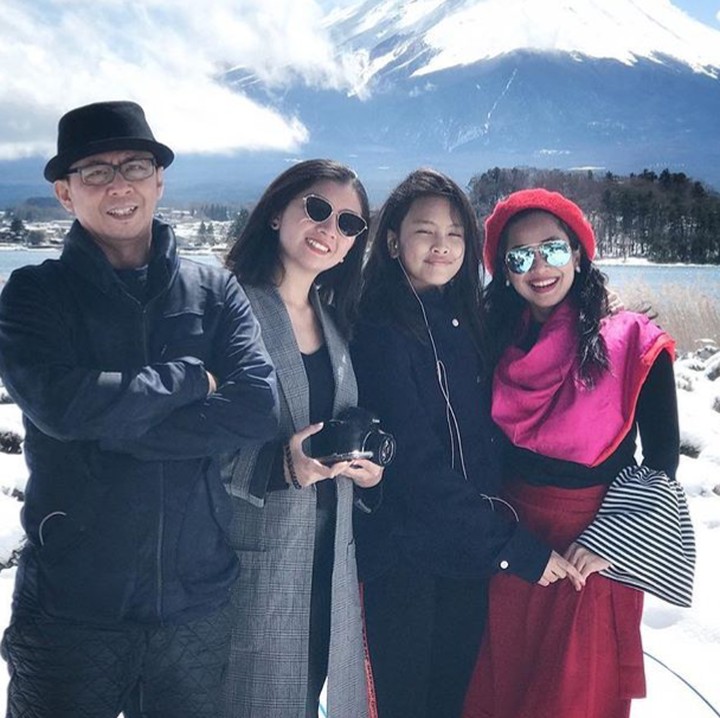 <p>Personel lengkap. Ada Bunda Feni Rose, Ayah Enkito Herman Nugroho, Kakak Giannirma Gavrila Herman, dan Adik Audi Kirana Herman. (Foto: Instagram/@fenirose)  </p>