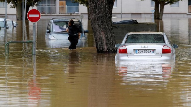 Hujan deras sejak Senin kemarin membuat dua sungai di Kota Tafalla, Navarra, Spanyol meluap. Banjir memutus akses jalan dan jaringan listrik.
